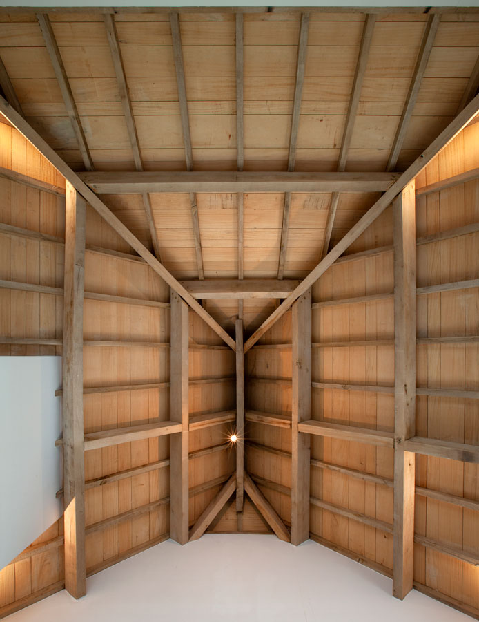 Woning BG in Bilzen, authentiek houten dak verwerkt in modern interieur
